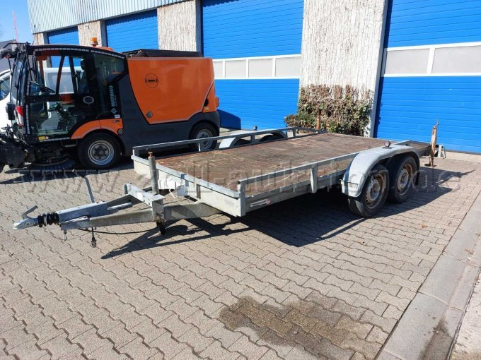 Schrägbild (vorne/rechtsseitig); zu sehen sind Kratzer, kleinere Beulen und Korrosionsstellen