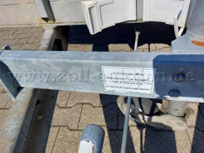 Hinweisschild auf dem Anhänger zur Stützlast