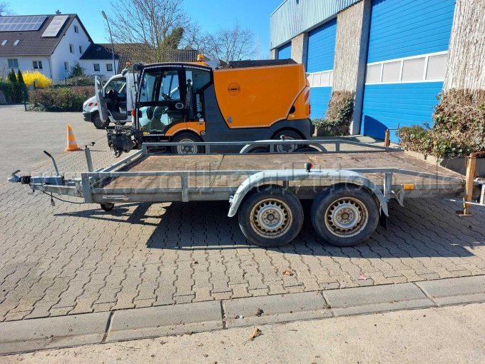 Seitenansicht rechts, zusehen sind Kratzer, kleinere beulen und Korrosionsstellen