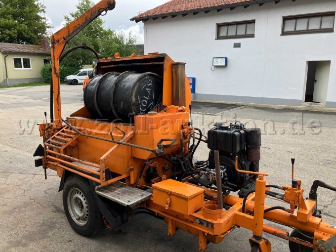 200 l Fass, Aufbau mit Schwenkarm links, Trittfläche und Motor