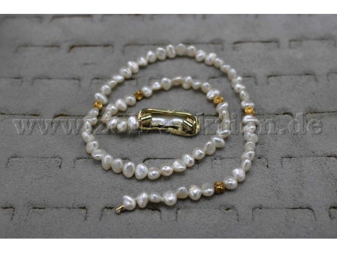 Perlenkette mit umgedrehten Anhänger dessen Rückseite aus Gold besteht