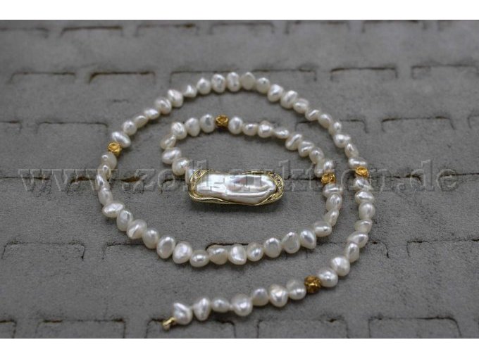 Perlenkette mit Anhänger aus Gold und Diamanten besetzt