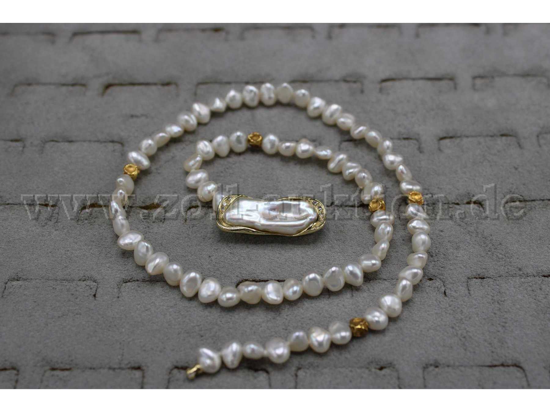 Perlenkette mit Anhänger aus Gold und Diamanten besetzt