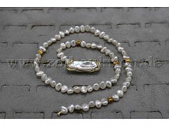 Perlenkette mit Anhänger aus Gold und Diamanten besetzt