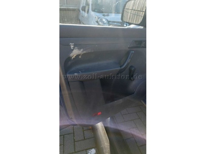 sowie Schäden, hier Farbe an den Innentüren