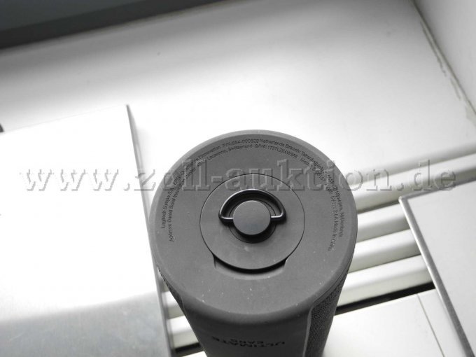 Ansicht Lautsprecher von unten mit Verschraubung