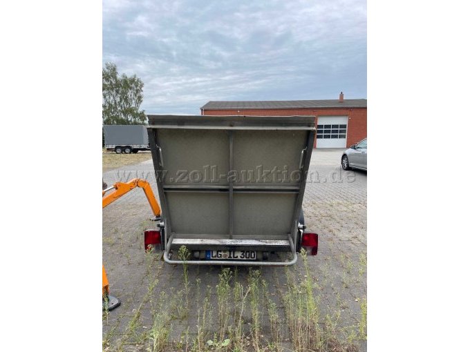 Offener Anhänger mit hochgeklappter Ladefläche