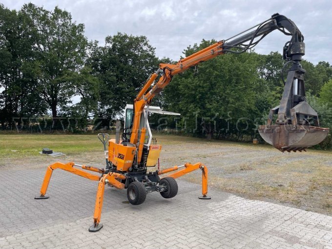 Greifbagger mit ausgefahrenem Arm und Greifschaufel