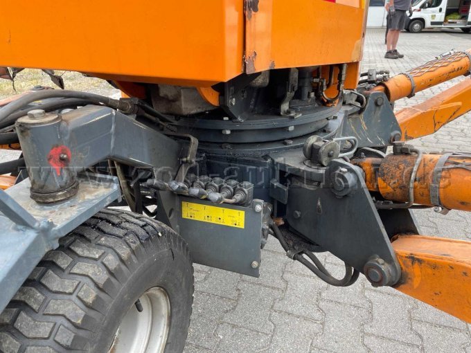 Aussenansicht des Baggers mit Roststellen
