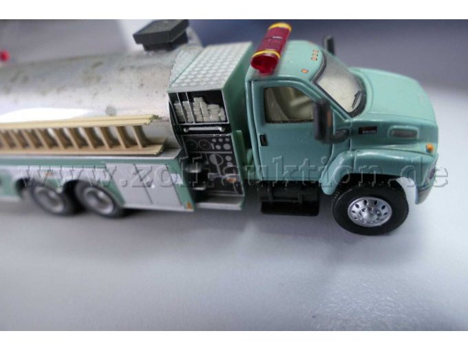 Boley  2003 GMC Topkick U.S. Forest Service Fire Tanker Truck, 1:87 Ansicht von der Seite