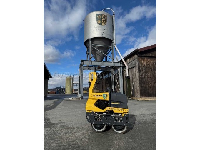 Seitenansicht mit hochgestellter Deichsel