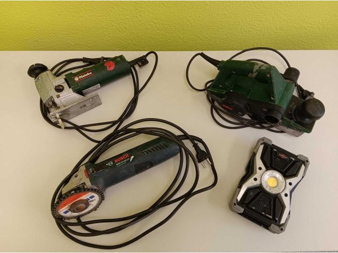 1 Bosch-elektrische schaafmachine + 1x Bosch-haakse slijpmachine + 1x Metabo-decoupeerzaag & 1x spotlamp – kavel bij Zoll-Auktion, Lutherstadt Eisleben