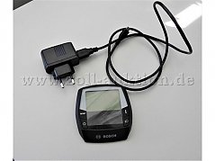 Bordcomputer mit Ladekabel