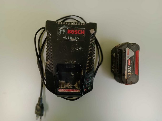 Bosch Ladegerät mit Akku