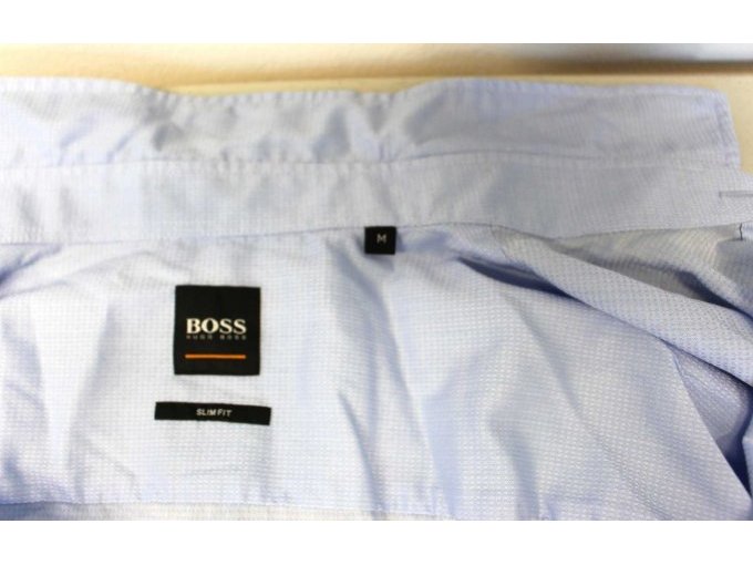 Größenangabe am Hemdkragen