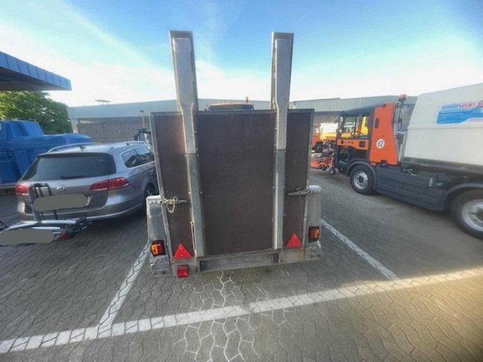 Hinten mit Auffahrrampen