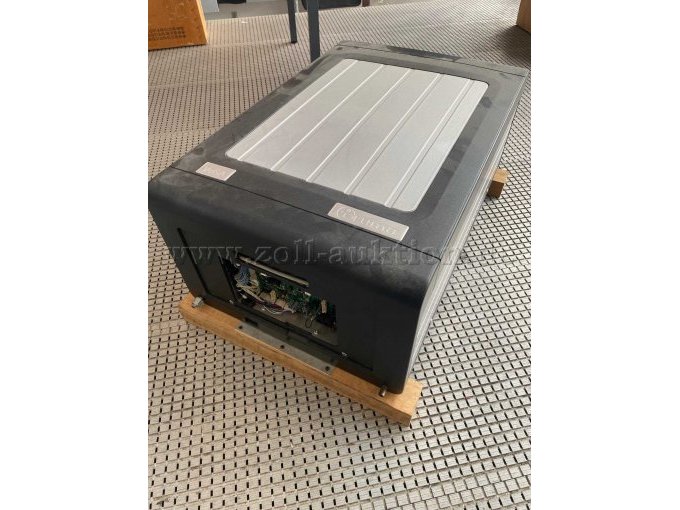 Ansicht von schräg vorne mit geöffneter Klappe für elektrische Anschlüsse