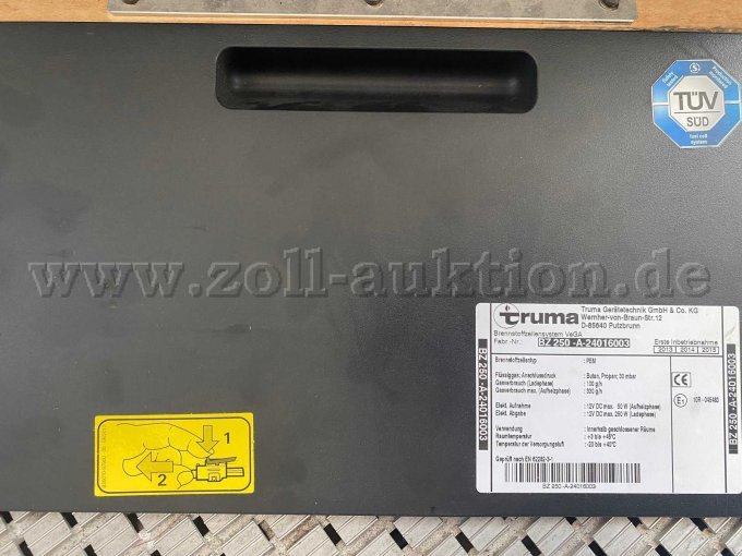 Abdeckklappe für Elektroanschluss mit Typenschild und Hinweisschild