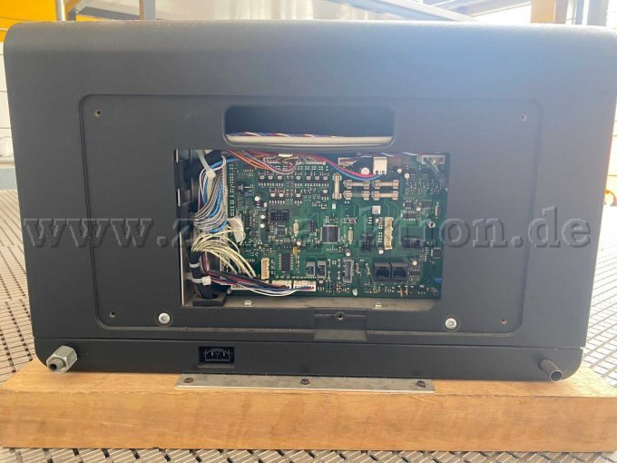 Ansicht vor vorne, elektrische Anchlüsse