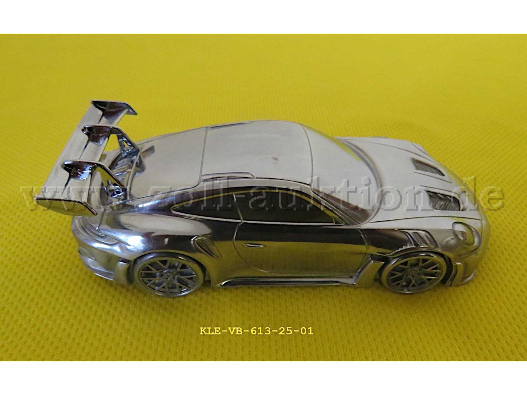 Seite rechts; dunkler Fleck auf dem Dach