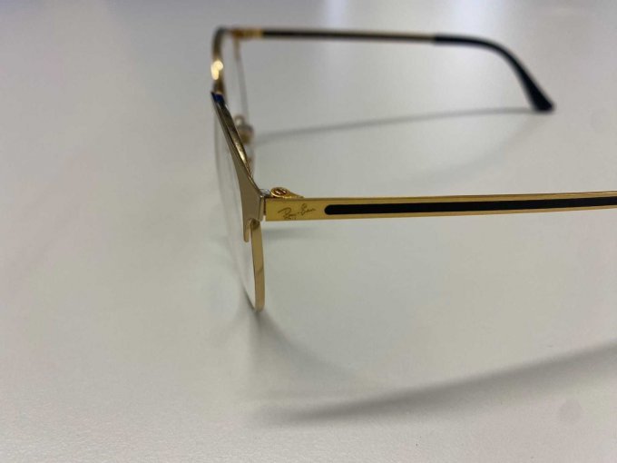 Seitenansicht - Ray Ban Schriftzug am Bügel