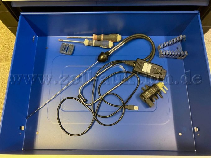 Schublade 6 mit Diagnosegerät und weiterem Zubehör