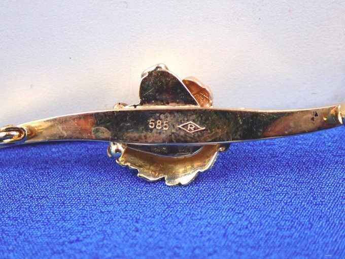 Punzierung auf der Brosche