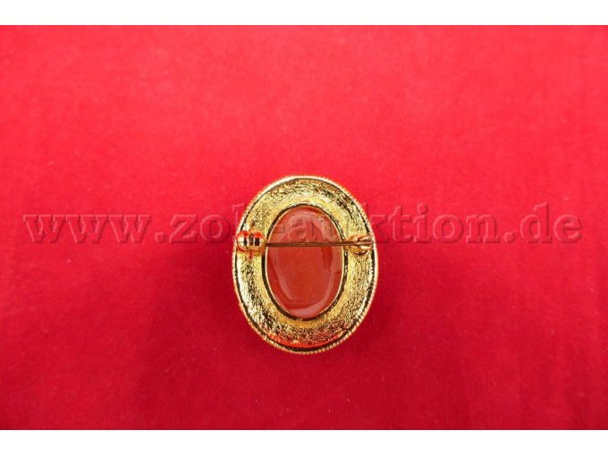 Rückseite der Brosche mit Verschluss