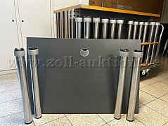 Ratssaal Sitztisch, Rechteckform
Maße (Breite x Tiefe x Höhe): 120 x 80 x 75 cm
Mit Kabeldurchlassbohrung und Kabeldurchlass in Silber.