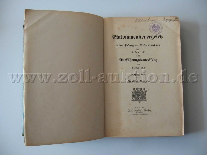 Innenseite mit Kürzel und Stempel
