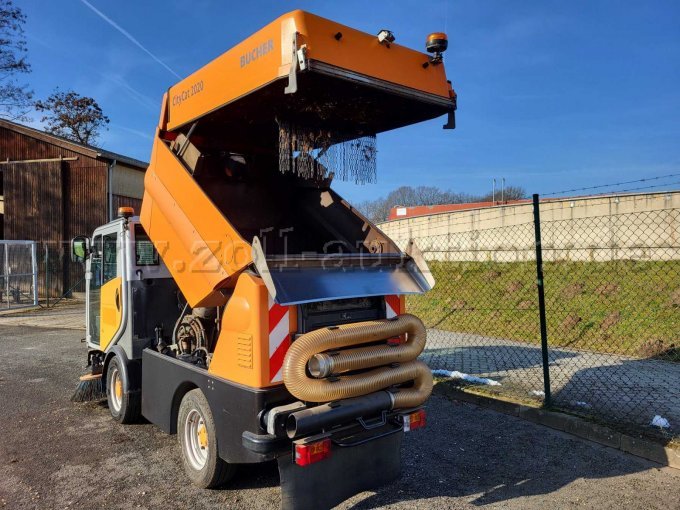 Kehrgutbehälter offen