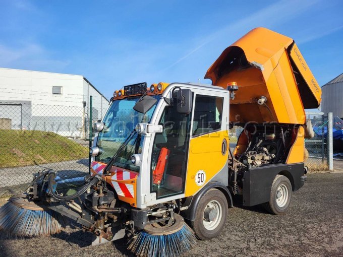 linke Seite mit geöffnetem Kehrgutbehälter