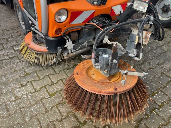 Kehrbesen vorne
