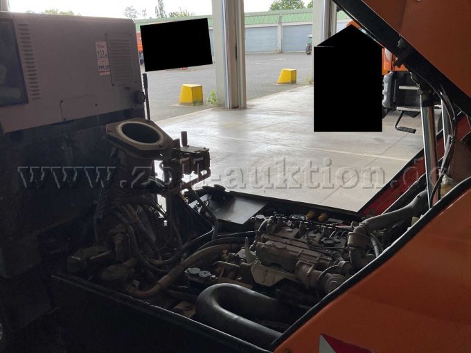 Motoransicht von links hinten