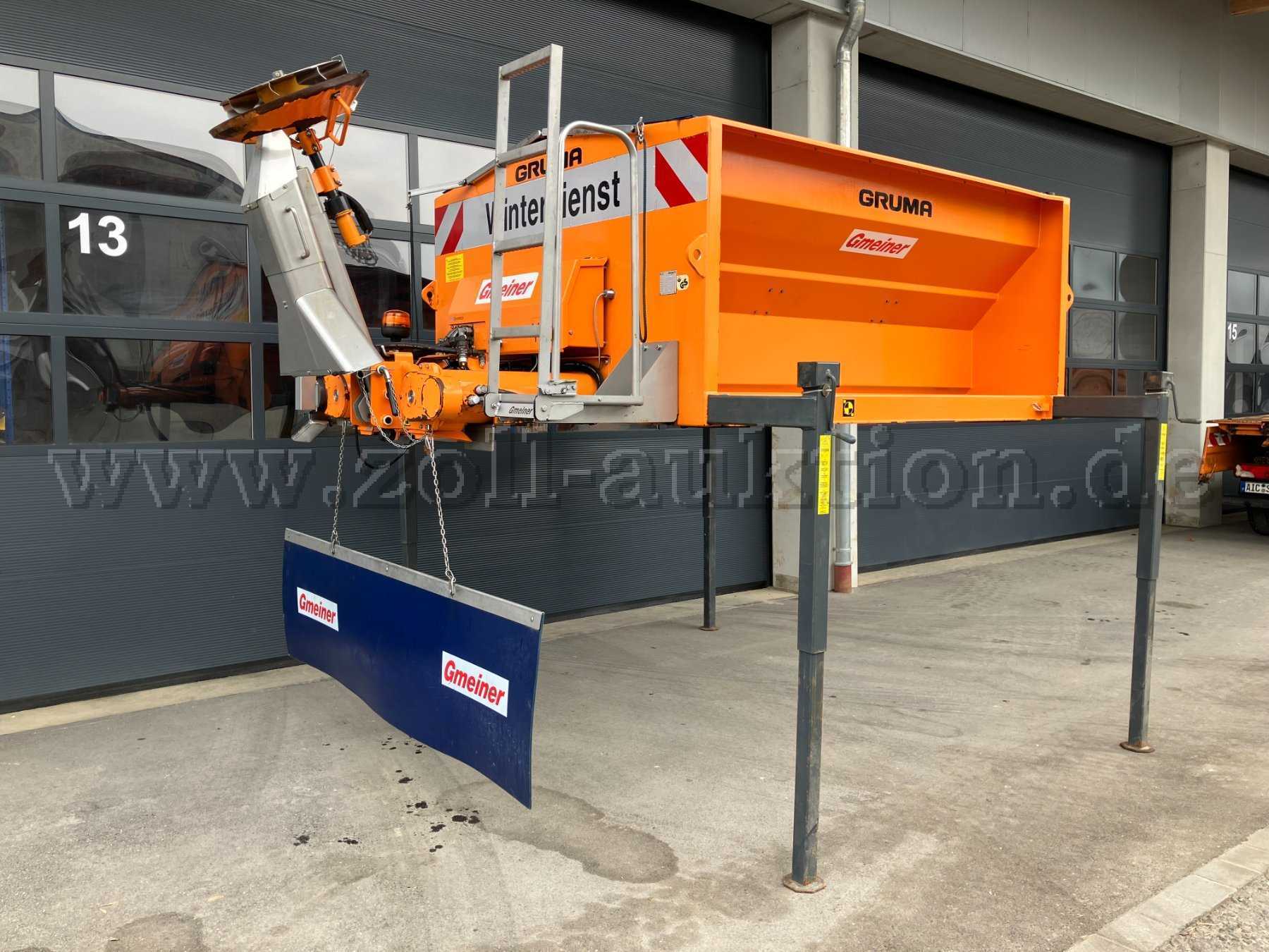 seitlich rechts hinten auf Stützen