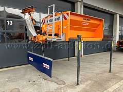 seitlich rechts hinten auf Stützen