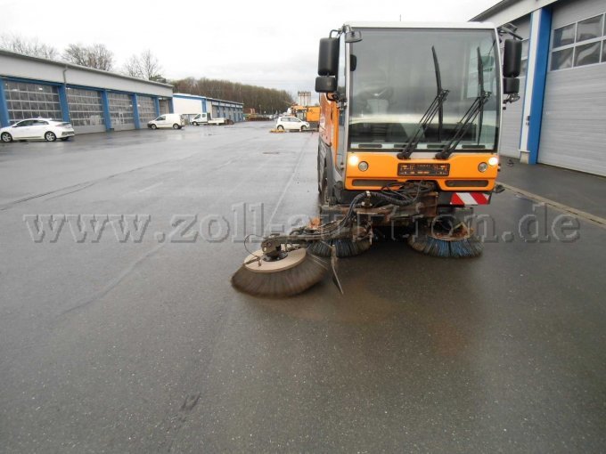 Frontansicht mit ausgefahrenem Besenarm