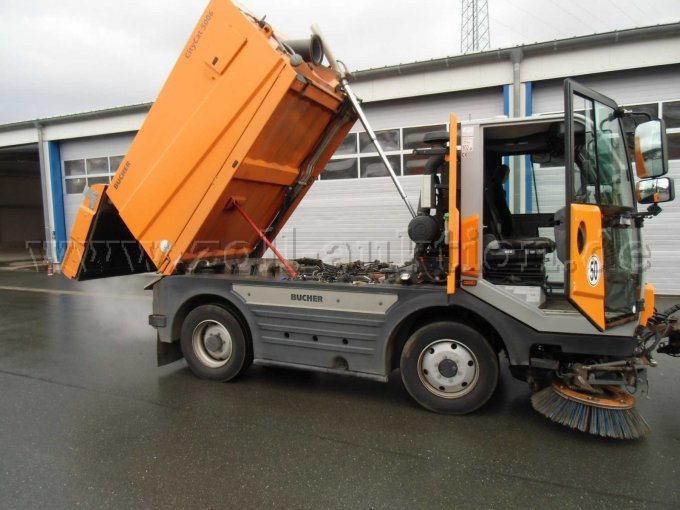 Auffangbehälter geöffnet und gekippt