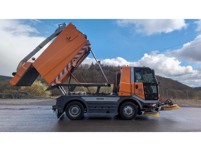 Kehrmaschine von rechts beim kippen