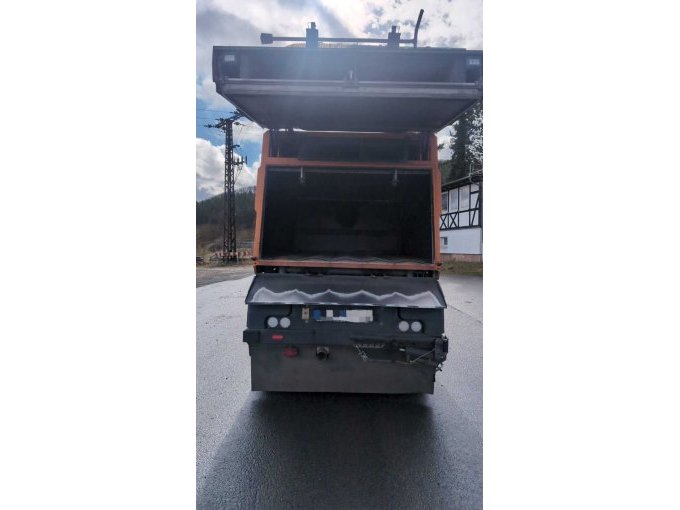 Kehrmaschine von hinten mit klappe offen