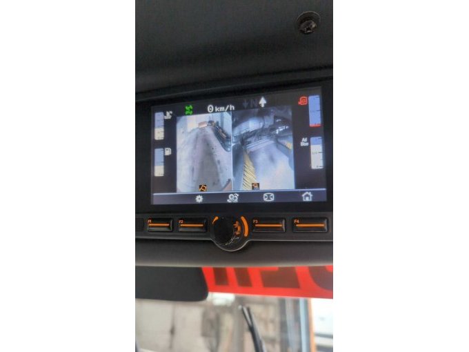 Monitor mit Blick auf die Rückfahrkammera und Saugmundkammera