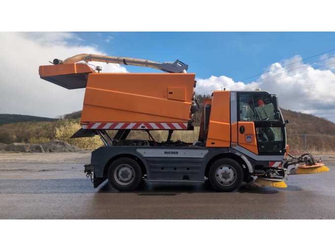 Kehrmaschine von rechts