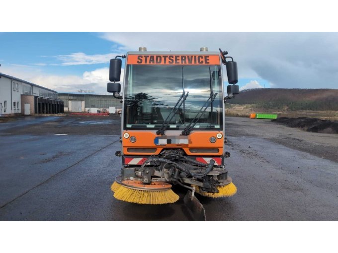 Kehrmaschine von vorne
