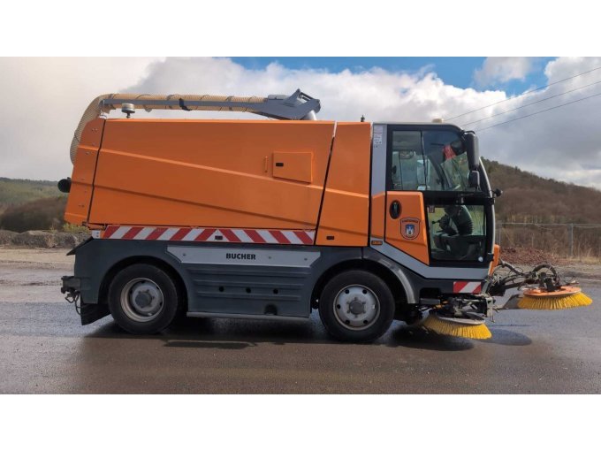 Kehrmaschine von rechts