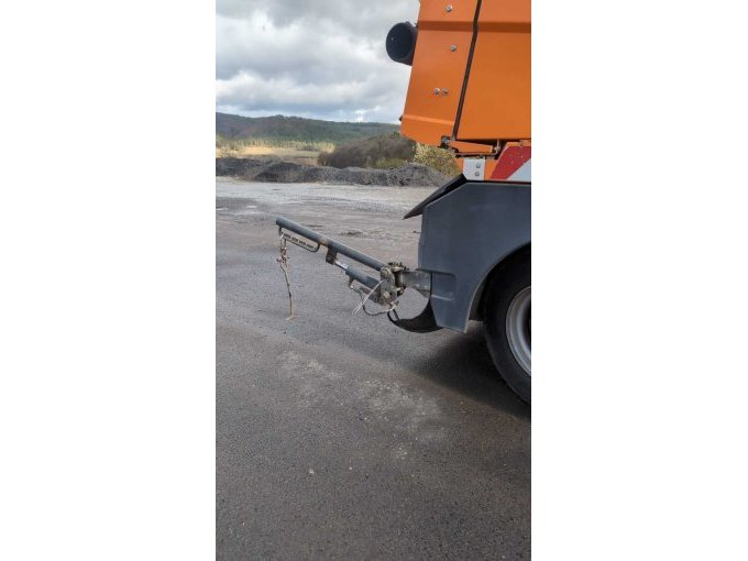 Arm zum Sinkkasten heben