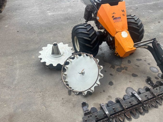 Mäher vorne mit Eisenräder