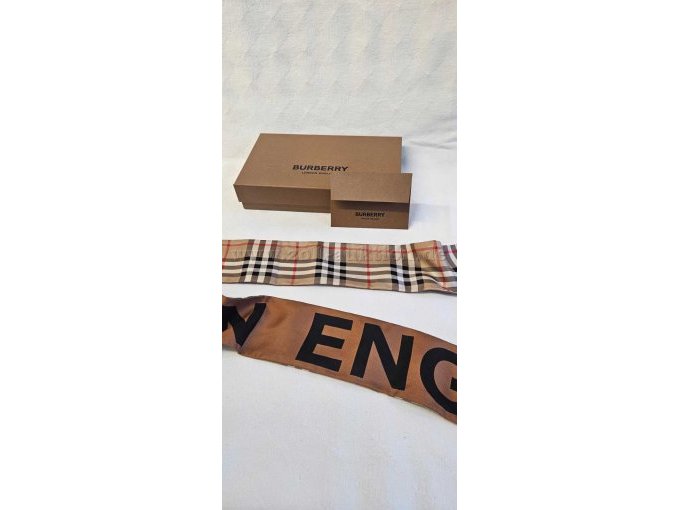 Tuch mit Karton und Karte