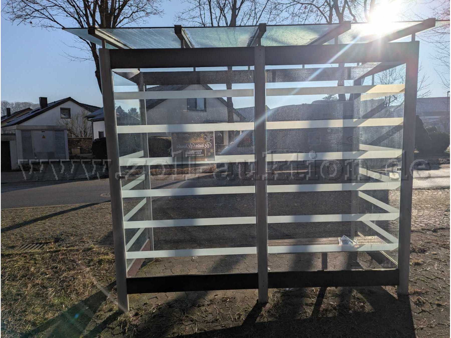 Buswartehäuschen von hinten