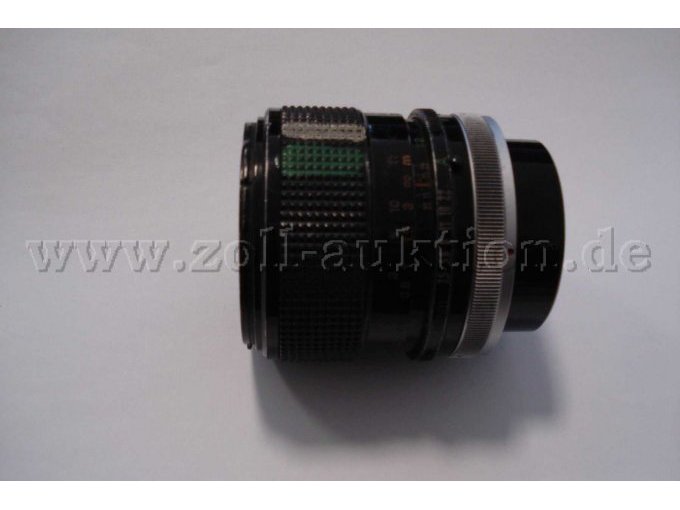 Der grüne und weiße Farbstreifen am Objektiv.