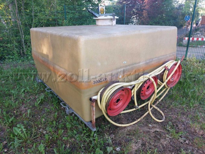 Schrägbild Vorder-und Linksseitig mit Schlauchaufhängung. Optische Verfärbungen, Kratzer und der stark rostende Schlauchhalter sind dargestellt.